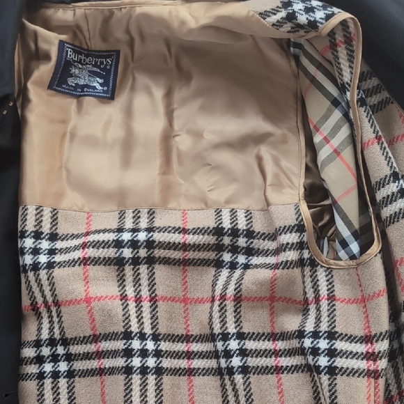 Burberrys Black Coat with Classic Plaid Lining - Picture 4 of 9